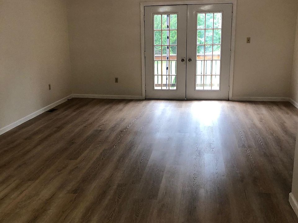 Dining / Living Room Combo - Access to Deck