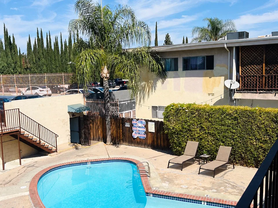 8657 Balboa Blvd #39