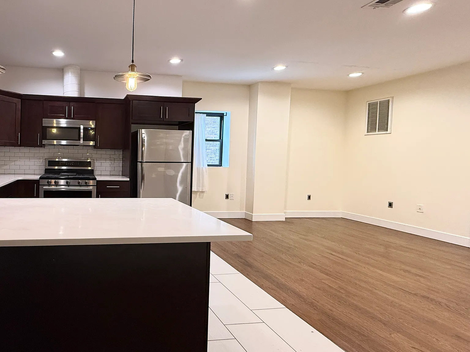 2 bed, 975 sqft, $2,600 — Photo 3