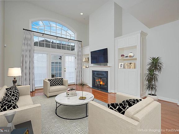 3rd image of 300 Lisa Oaks Way