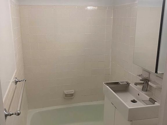 3rd image of 522 E 88th St APT 1A