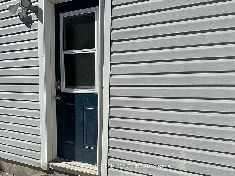 373 Carnwith Dr E — Photo 2