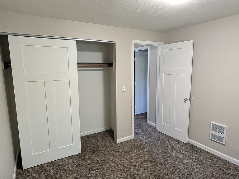 Apartment in West Salem near banks, shopping areas, bus lines, and downtown! ~ Colonial — Photo 12