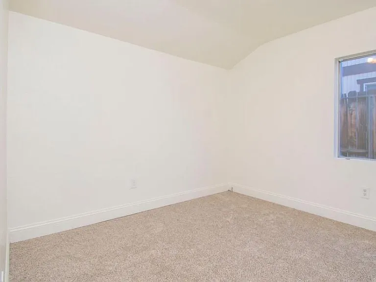 240 College Ct — Photo 6