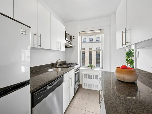 7 Lexington Avenue image 4 of 11