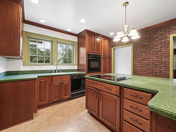 4th image of 110 Griswold St
