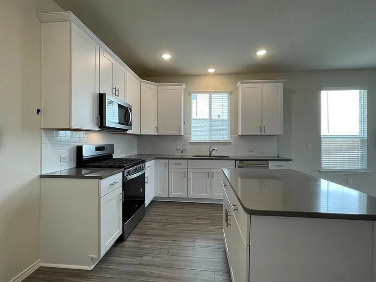 1009 Briarbush Ct — Photo 10