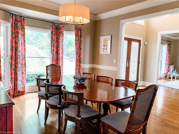 4th image of 145 Kings Crest Dr