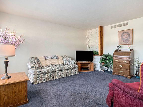 2nd image of 5022 Greenleaf Ln