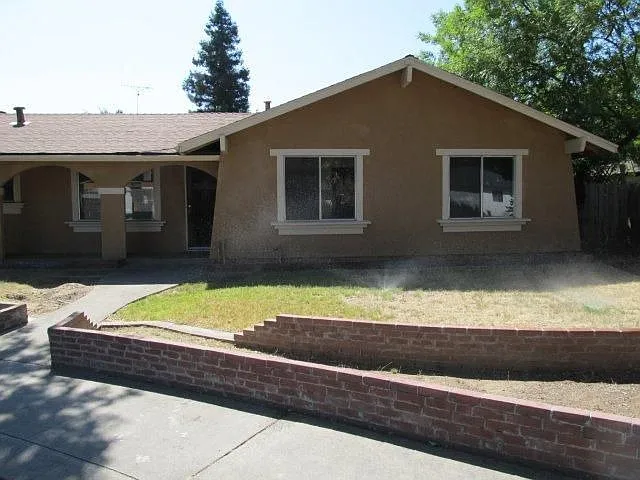 1305 Pinewood Ct photo 1