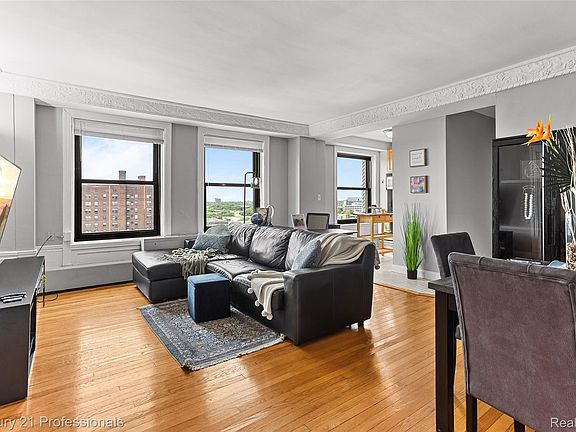 5th image of 15 E Kirby St APT 1120