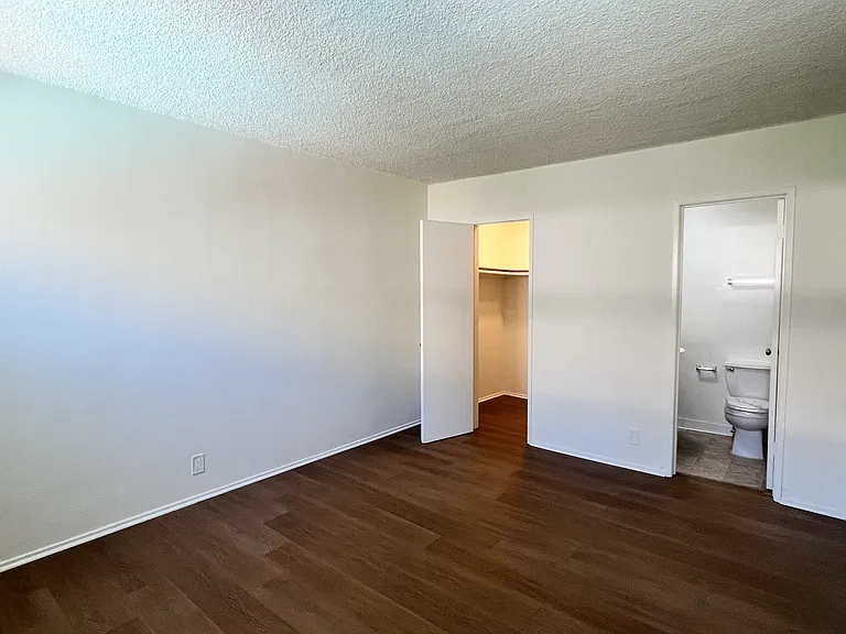 13031 Oxnard St #1 — Photo 10