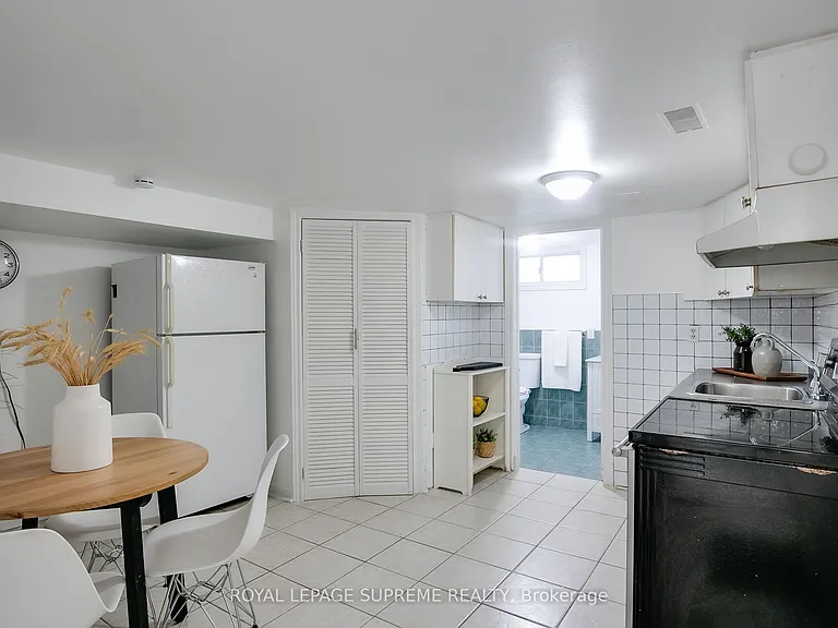 422 Oakwood Ave #BASEMENT — Photo 2
