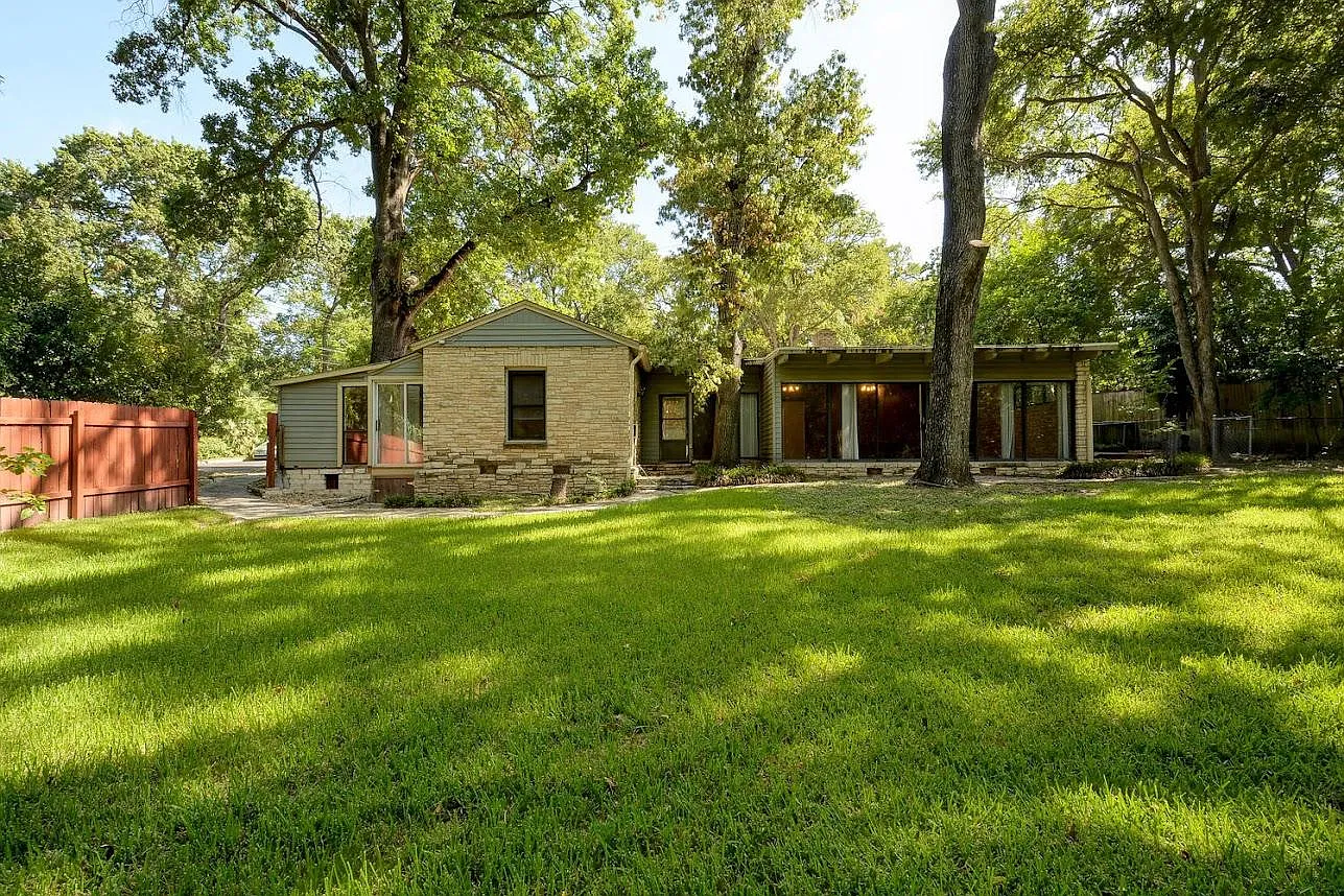 6 bed, 2400 sqft, $4,995 — Photo 1