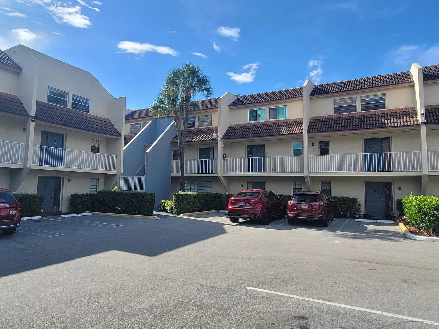 3 bed, 2.5 bath, 1440 sqft, $2,400 — Photo 1