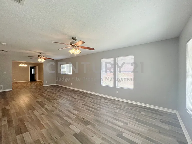 450 Everett St — Photo 3