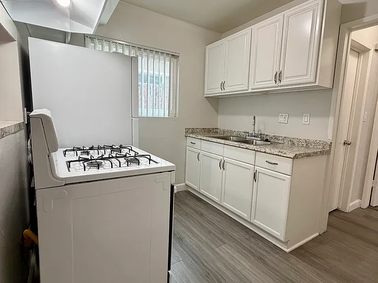 12414 Dunrobin Ave #5 — Photo 4