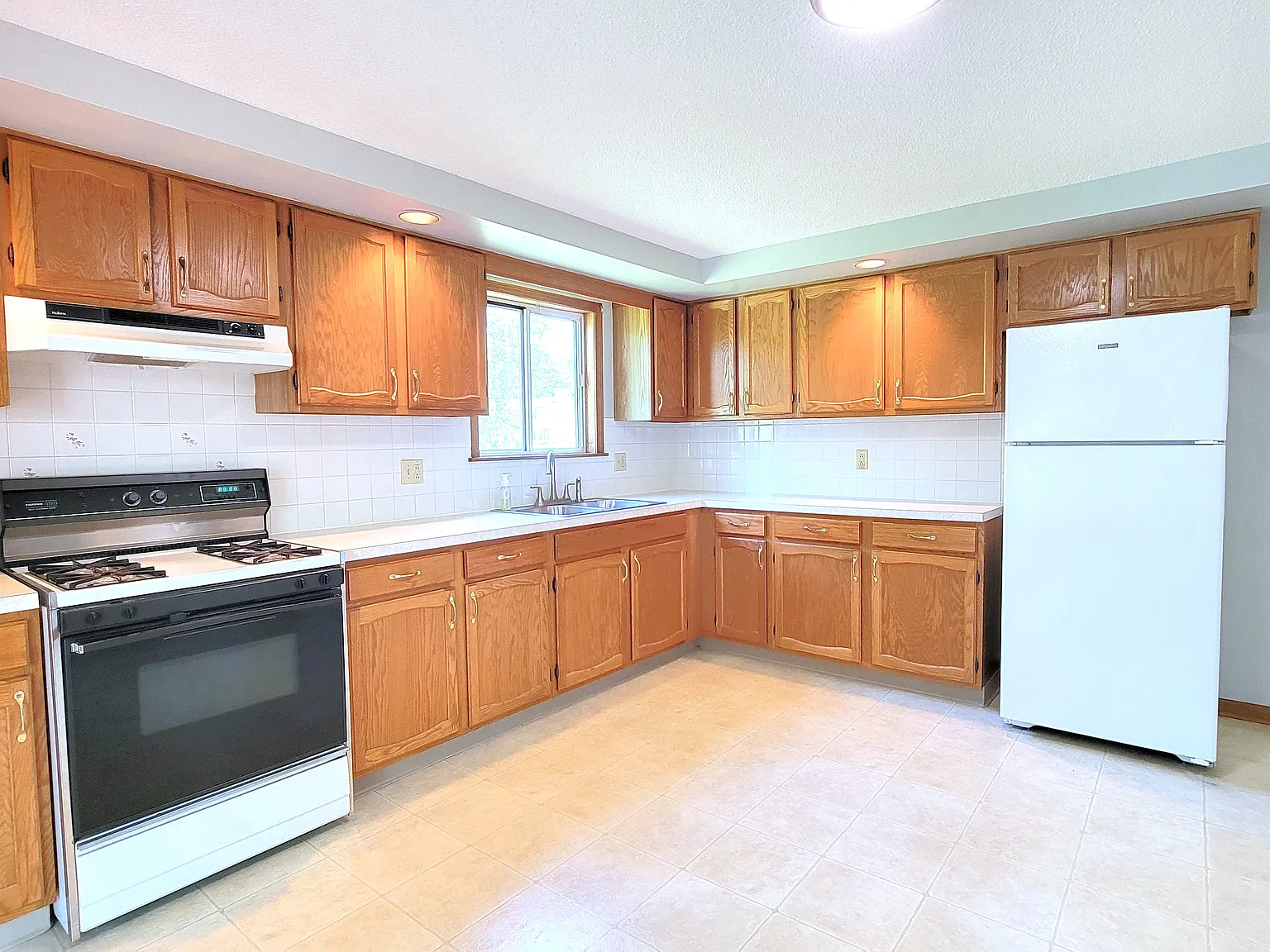 2 bed, 1.5 bath, 1200 sqft, $1,750 — Photo 3