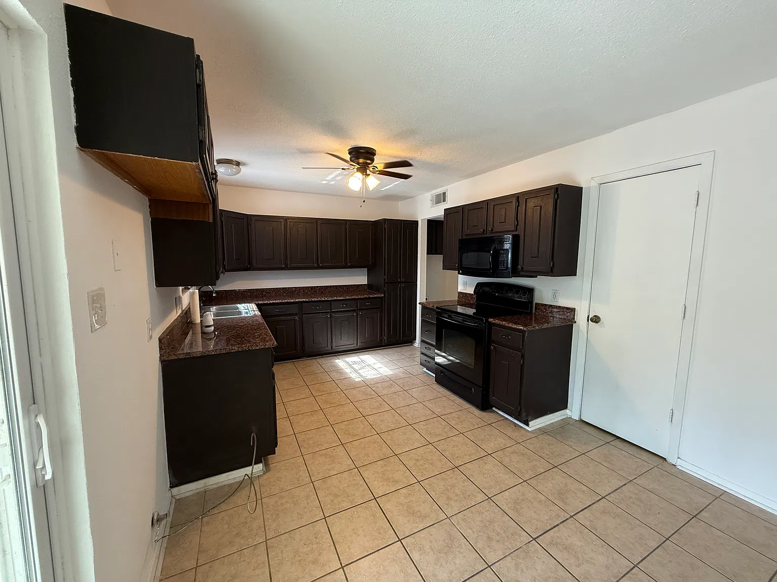 2 bed, 1.5 bath, 1222 sqft, $1,425 — Photo 4