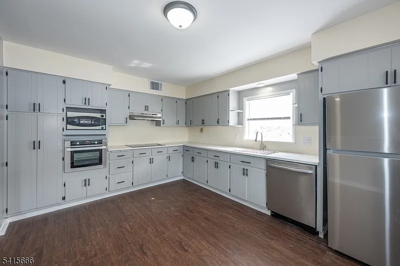 3 bed, 1.0 bath, $3,600 — Photo 3