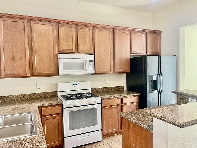 6550 Ditmars St — Photo 3