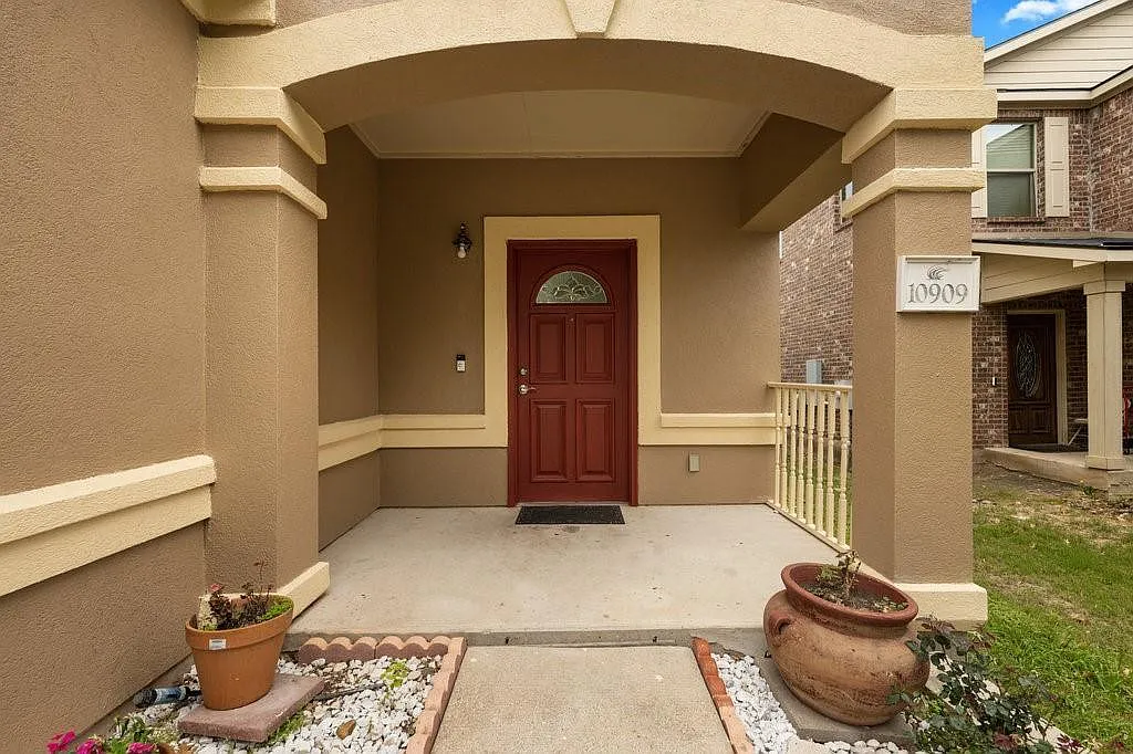 3 bed, 2.5 bath, 2105 sqft, $2,200 — Photo 2