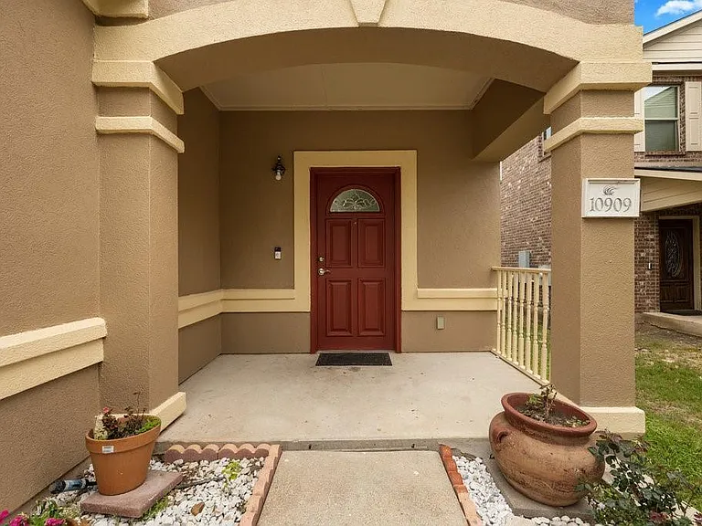 10909 Helms Deep Dr — Photo 2