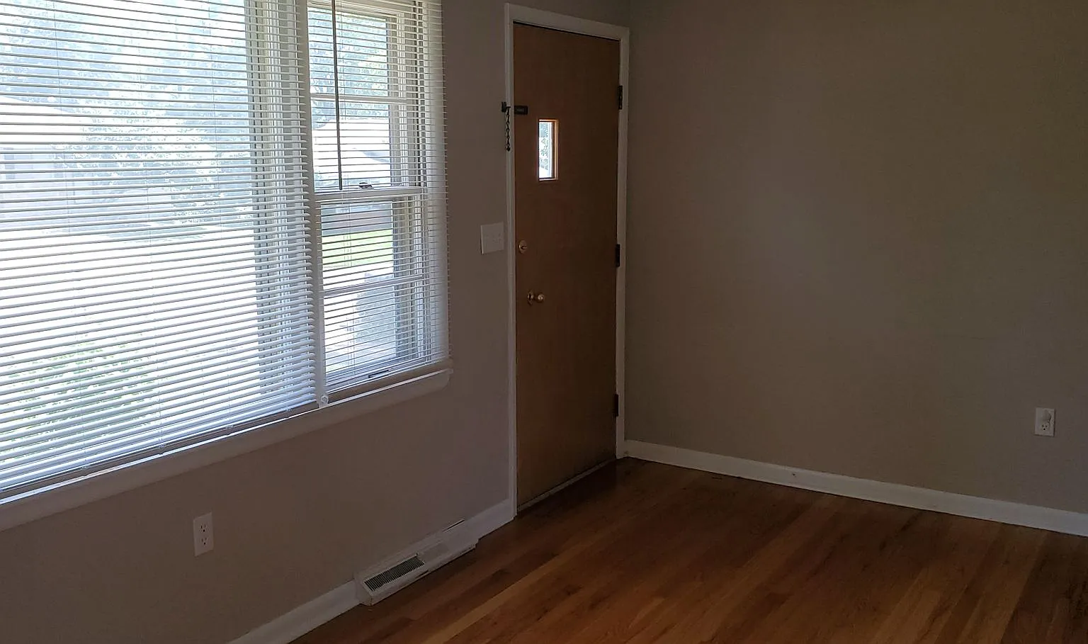 1607 Highridge Dr — Photo 3