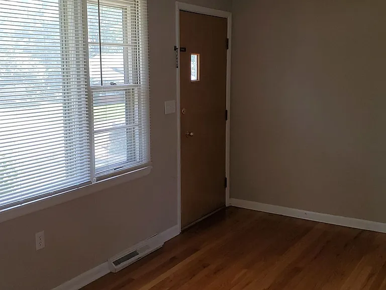 1607 Highridge Dr — Photo 3