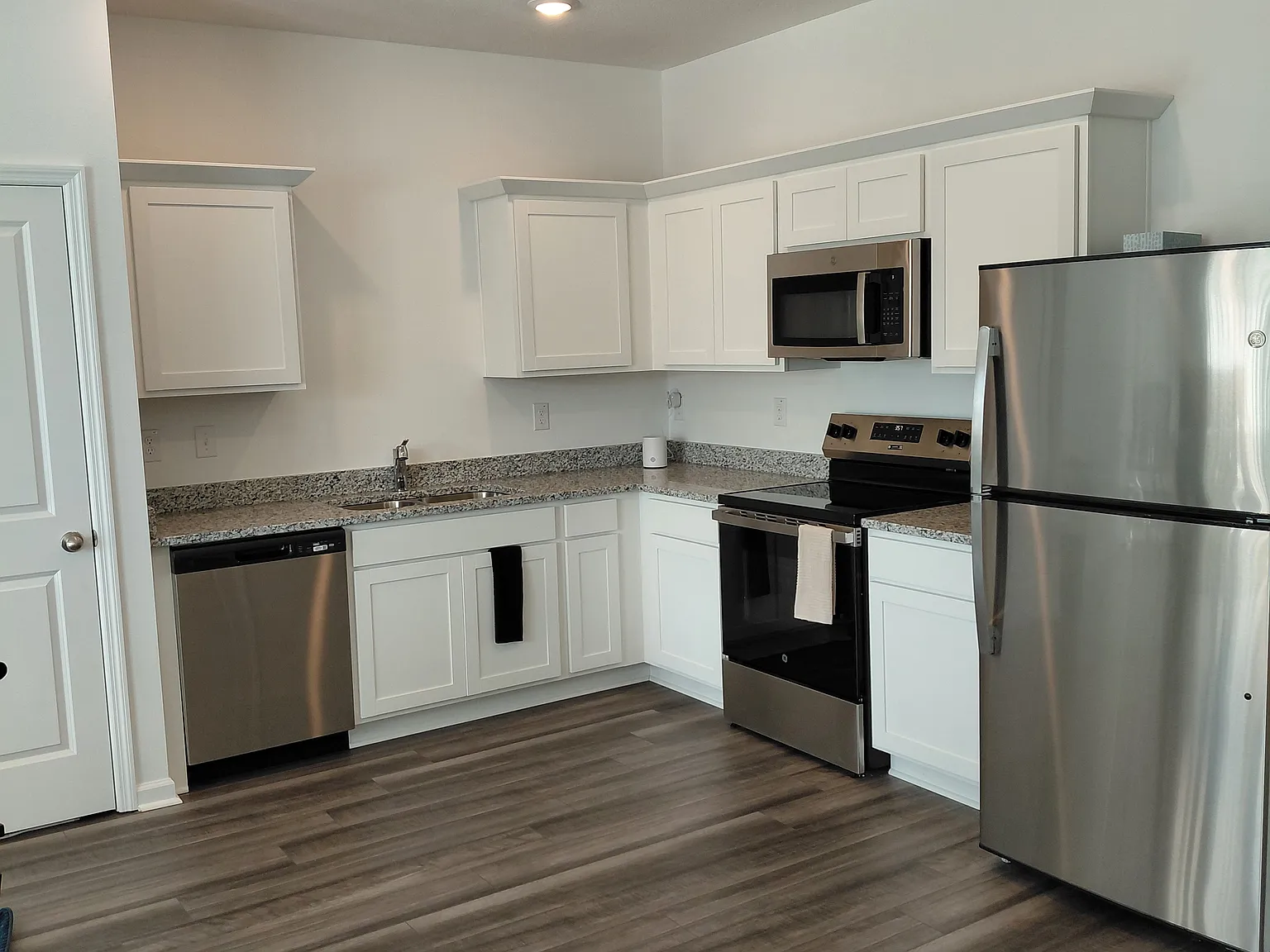 3 bed, 1386 sqft, $2,100 — Photo 4