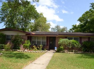 1802 E Mistletoe Ave, Victoria, TX 77901