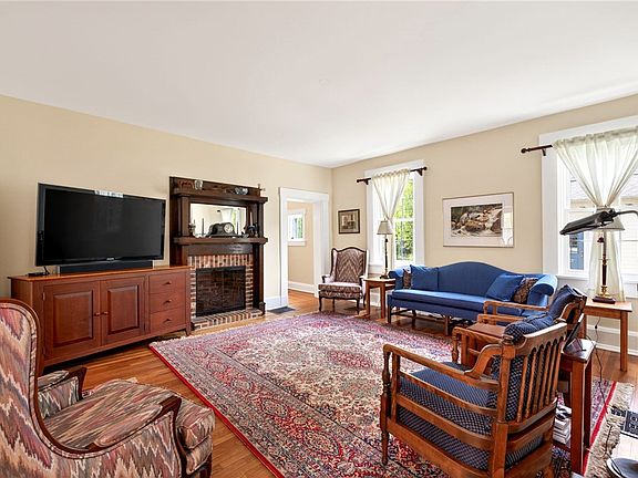 5th image of 604 Livermore St