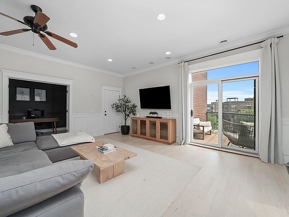 3rd image of 3534 N Hermitage Ave #403