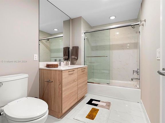 5th image of 16385 Biscayne Blvd #1516