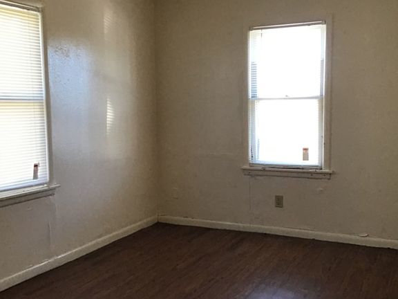 4th image of 2605 1/2 SW B Ave