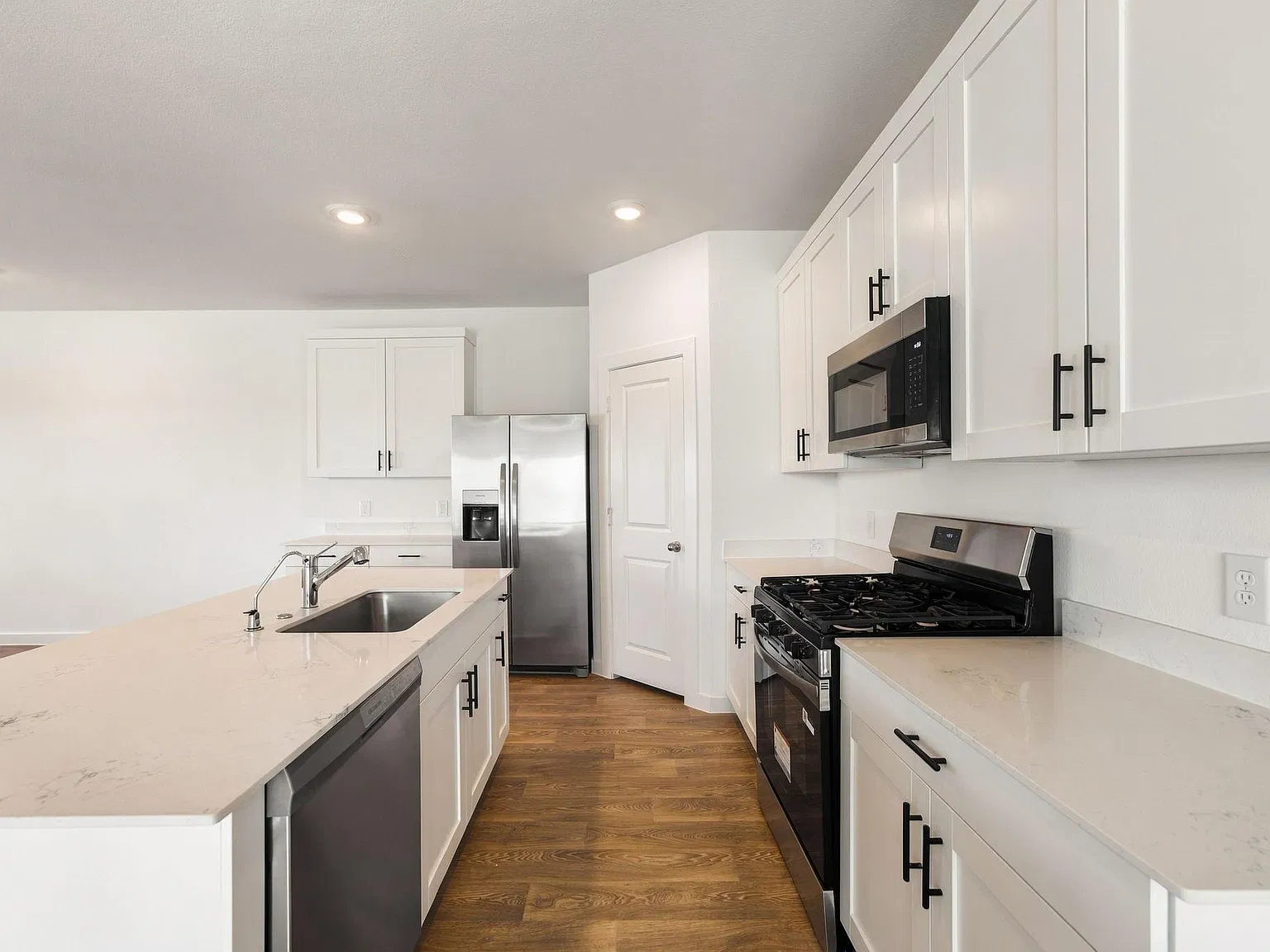 4 bed, 2.5 bath, 2317 sqft, $2,500 — Photo 4
