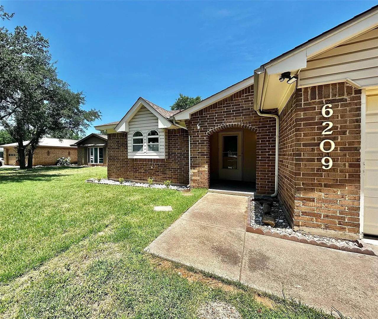Birdville ISD Home with Bonus Room — Photo 2