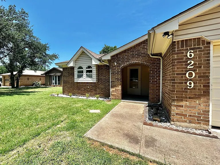 6209 Gayle Dr — Photo 2