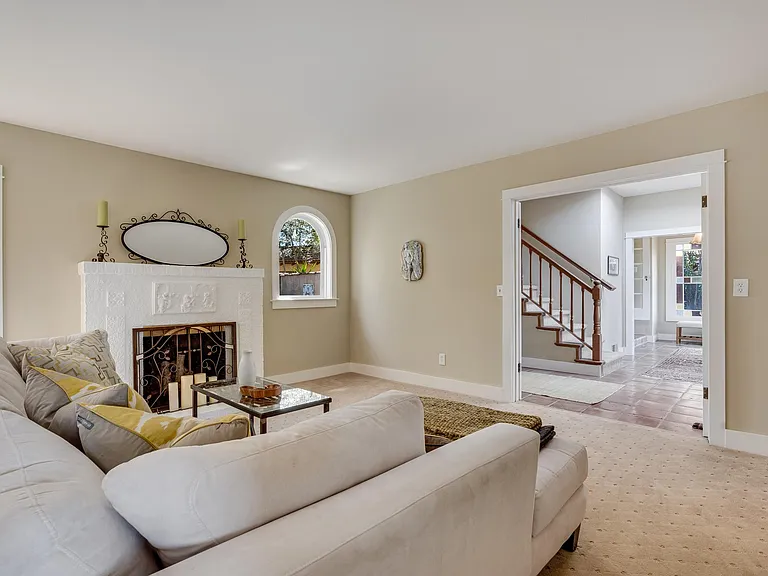 1398 Community Dr — Photo 23