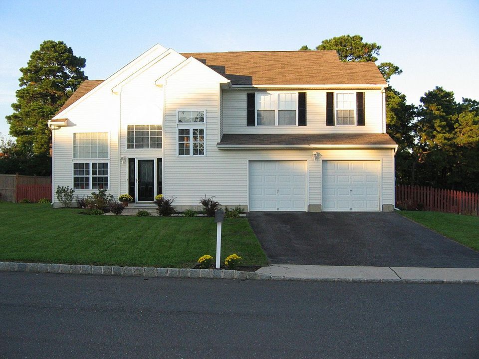 1st image of 10 Woodland Ct