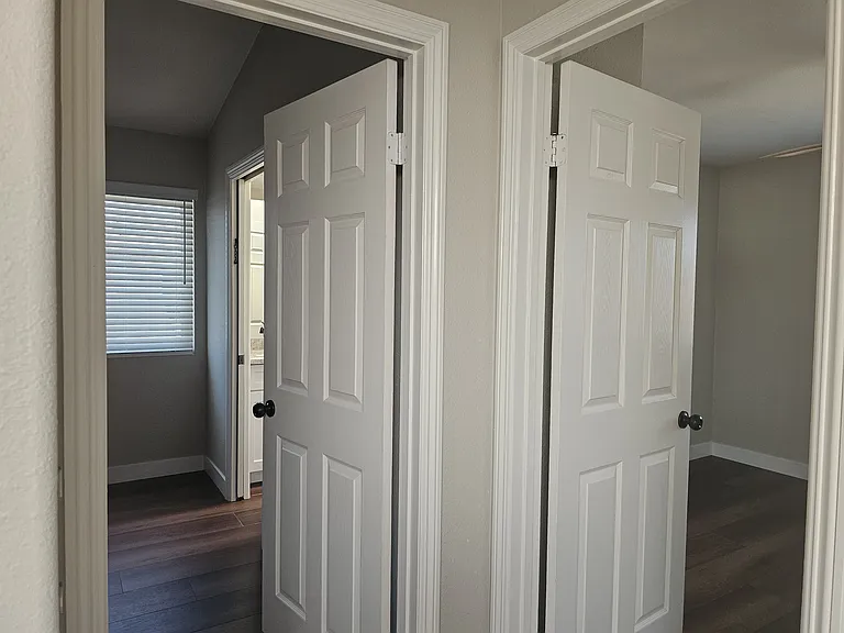 Jack 'n Jill bedrooms with shared bathroom