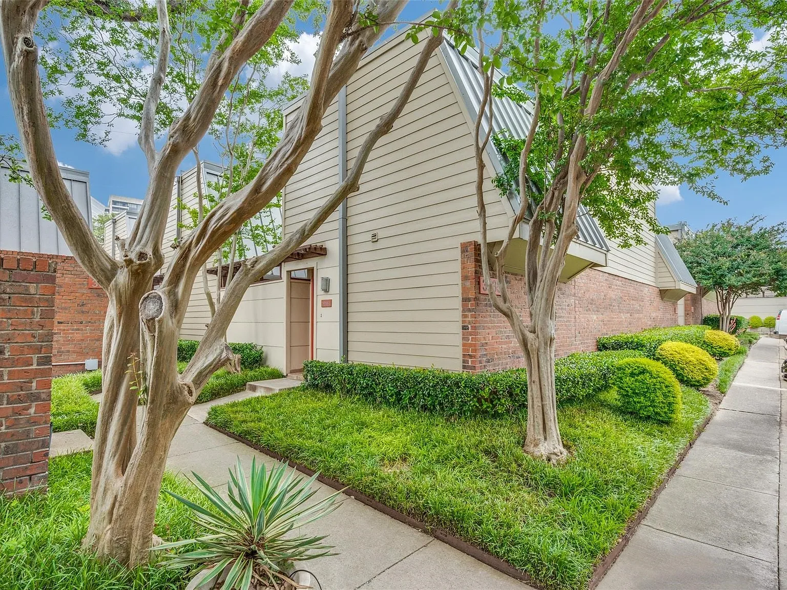 2 bed, 1.5 bath, 1053 sqft, $2,699 — Photo 1