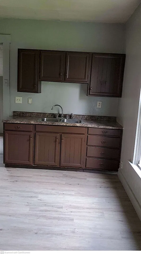Refreshed and ready for rent! Close to everything 2 bed 1 bath — Photo 4