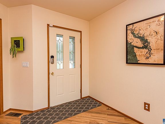 4th image of 105 Southwestern Pl