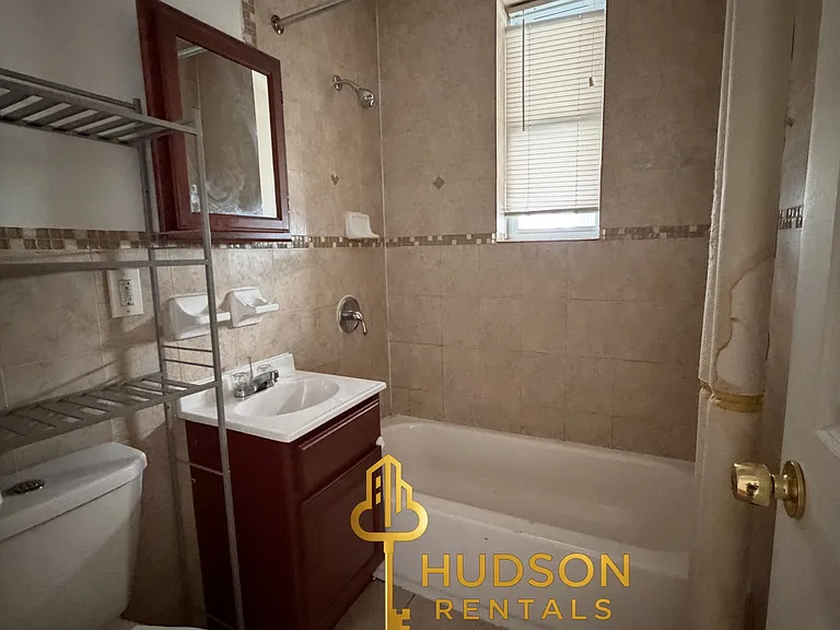 544-546 Bergen Ave #C5 — Photo 5