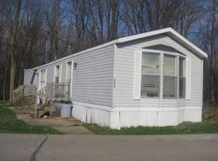 692 Woodlawn Dr, Fowlerville, MI