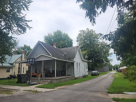 2nd image of 107 N Pecan St