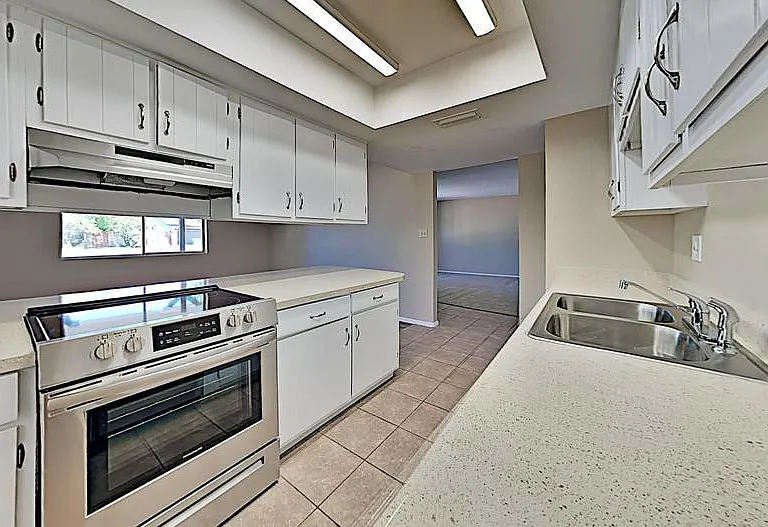 1867 E Alameda Dr — Photo 4