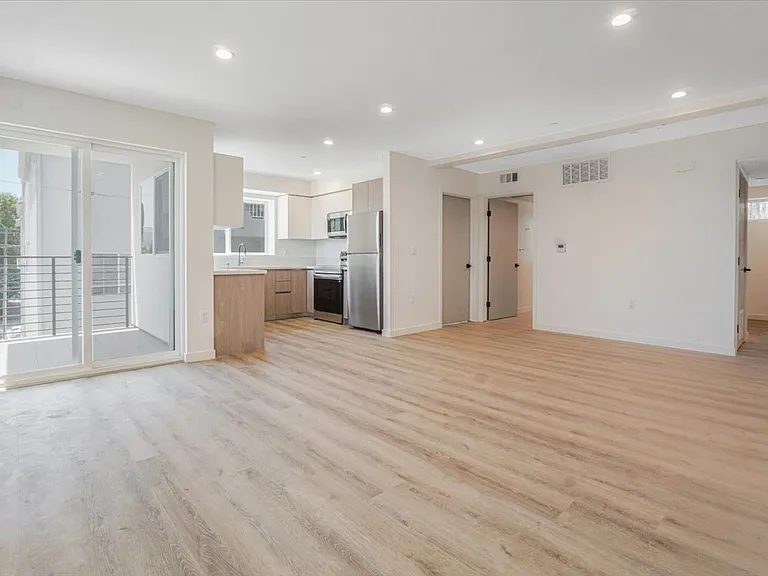 10918 Camarillo St #501 — Photo 38