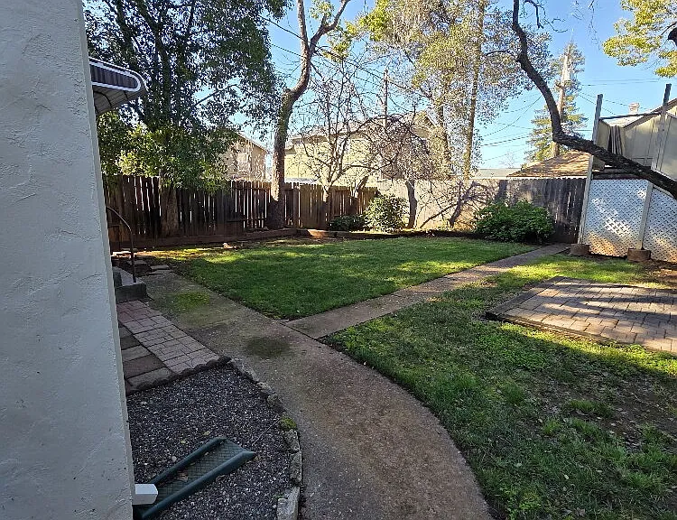 604 Mormon St — Photo 16